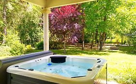 Le Parc Jean Édouard - Spa avec jacuzzi privé - Superbe villa 4 chambres - 9 couchages - 6 lits - Poêle - Parking - Climatisation réversible- Terrasse ombragée et grand jardin